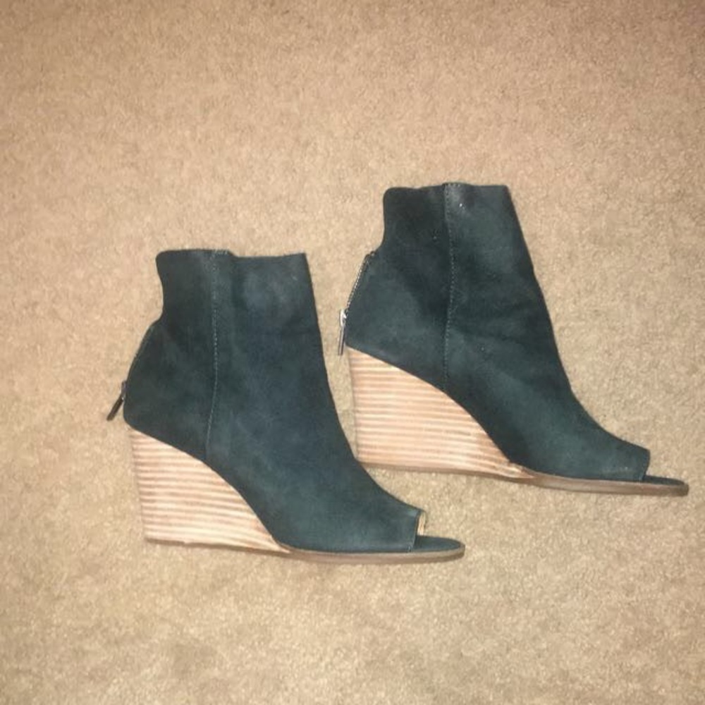 Brand New w/o box Lucky Brand green booties 8.5